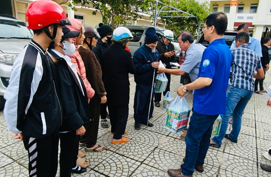 Công ty thủy lợi trao quà hỗ trợ người dân vùng lũ xã D’ran