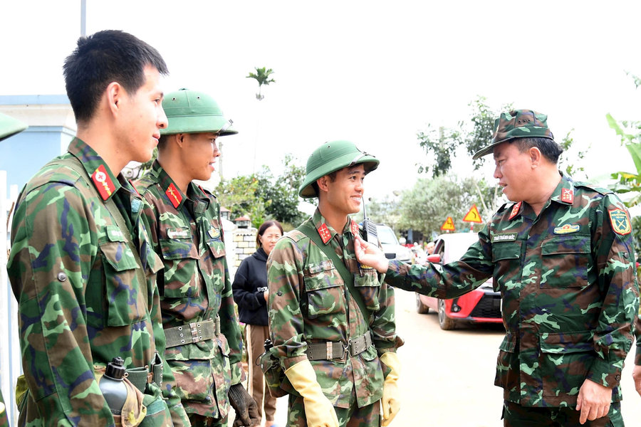 Sở chỉ huy tiền phương Quân khu 7 kiểm tra công tác khắc phục hậu quả thiên tai tại xã D’Ran