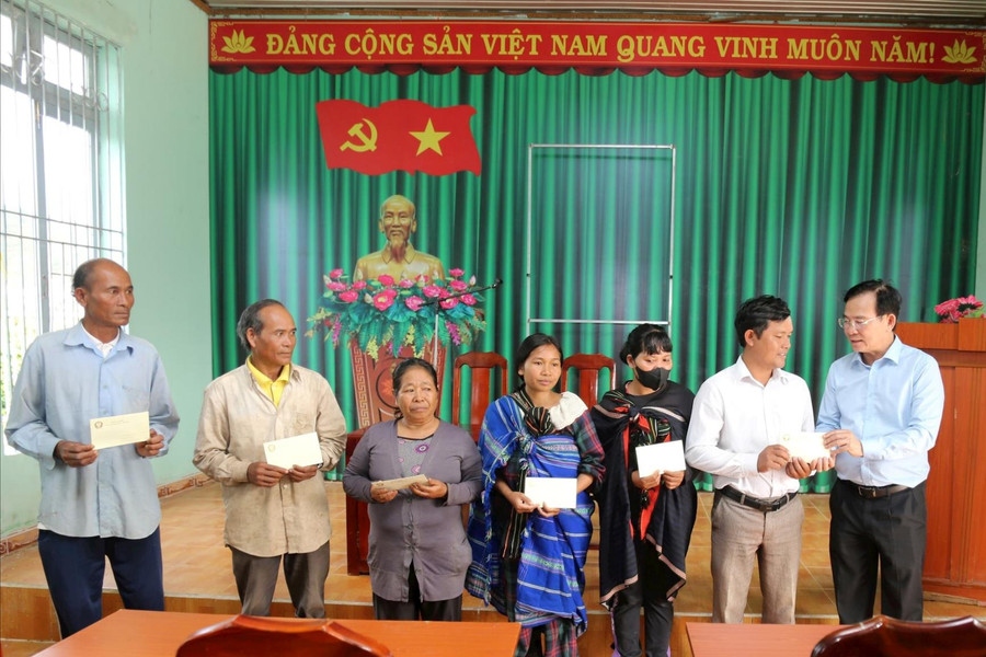 Chủ tịch UBND tỉnh Lâm Đồng động viên người dân, doanh nghiệp thiệt hại do mưa lũ tại xã Đam Rông 4