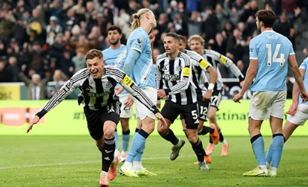 Newcastle 2-1 Man City: Harvey Barnes nhấn chìm nhà ĐKVĐ