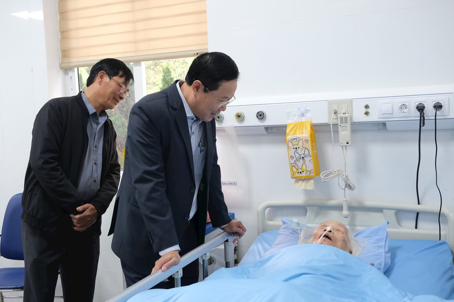 Phó Chủ tịch Thường trực Ủy ban MTTQ Việt Nam tỉnh Phạm Triều thăm Mẹ Việt Nam Anh hùng Trần Thị Thung