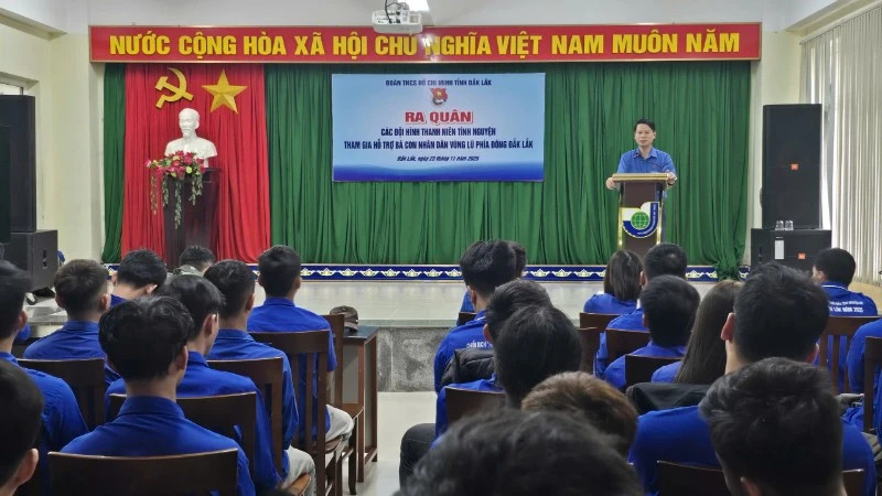 Đắk Lắk ra quân các đội hình thanh niên tình nguyện tham gia hỗ trợ nhân dân vùng lũ