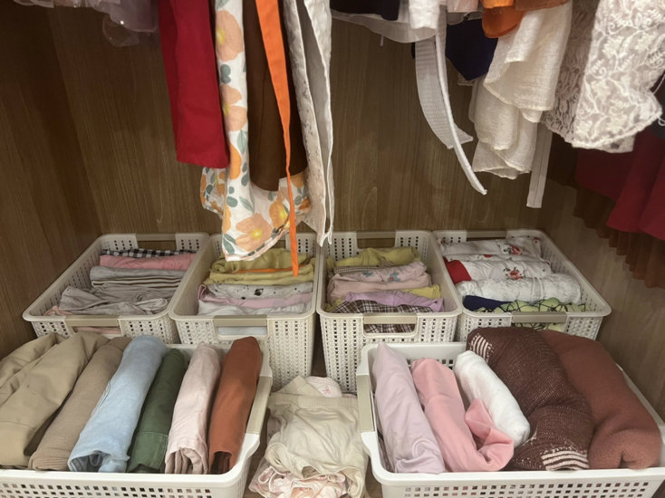 Mẹo giữ tủ quần áo luôn gọn gàng chỉ với vài chiếc giỏ nhựa