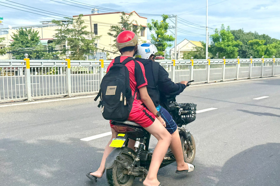 Không nên cho học sinh dưới 16 tuổi đi xe máy điện