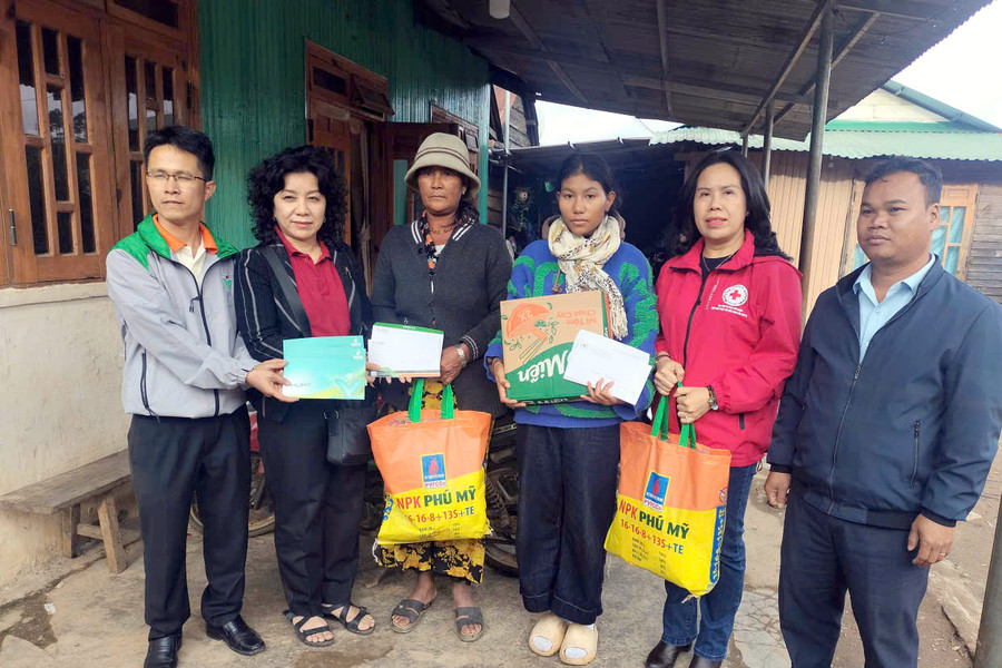Trao 44 triệu đồng hỗ trợ các gia đình có người mất và bị thương do mưa lũ, sạt lở đất