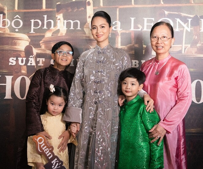 Đỗ Thị Hải Yến gây chú ý khi đưa 3 con lên thảm đỏ phim mới