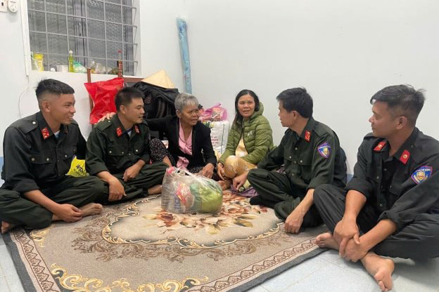 Cảnh sát cơ động Lâm Đồng hỗ trợ người dân khắc phục hậu quả mưa lũ