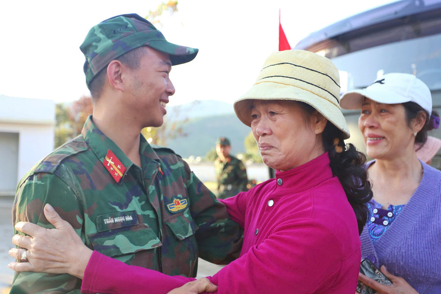 Người dân D’ran bịn rịn chia tay bộ đội