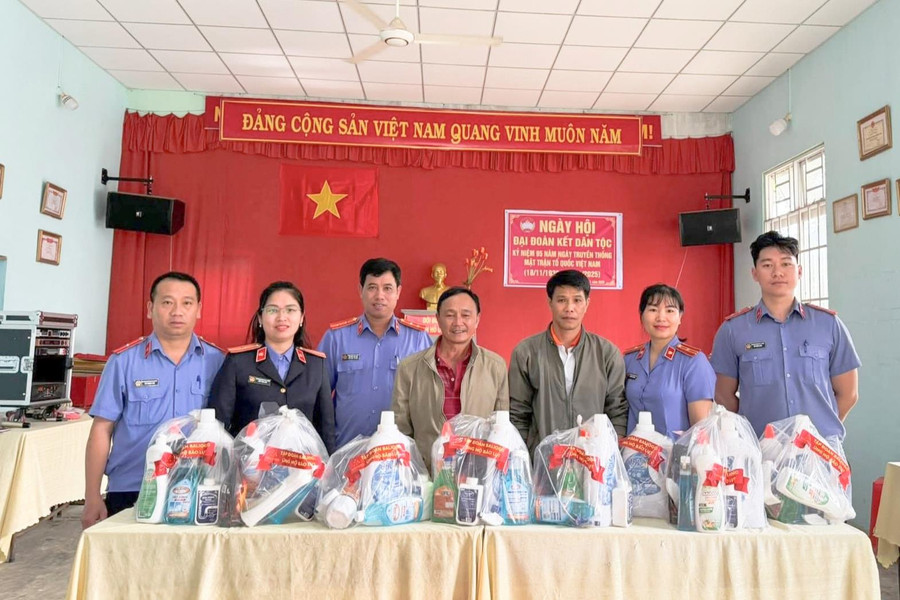 Tuổi trẻ ngành Kiểm sát Lâm Đồng hỗ trợ người dân vùng lũ D'ran