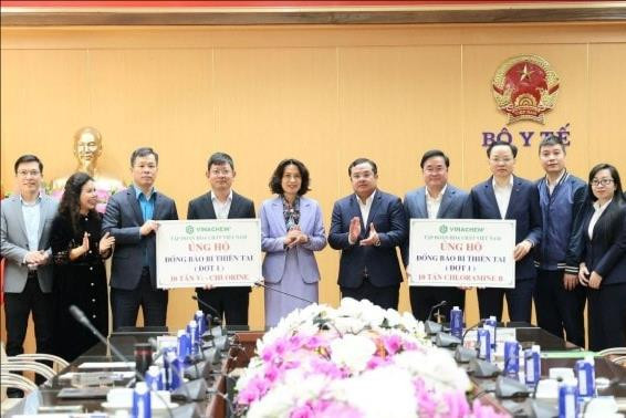 Bộ Y tế tiếp nhận 20 tấn hóa chất để hỗ trợ các địa phương xử lý môi trường sau lũ