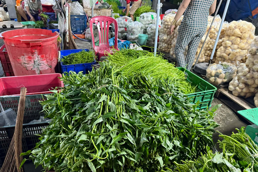 Giá rau TPHCM biến động mạnh do thiên tai, nguồn cung gián đoạn