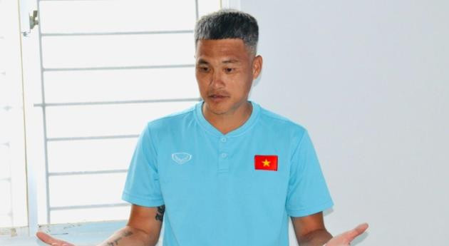 Lê Công Vinh gây chú ý với mái tóc bạc và vẻ ngoài khác lạ