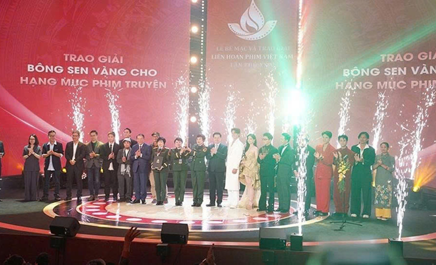 Phim Mưa đỏ đoạt Bông sen Vàng