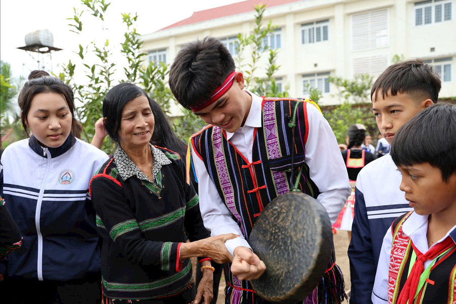 Học sinh vùng biên Tuy Đức đánh thức di sản M’nông