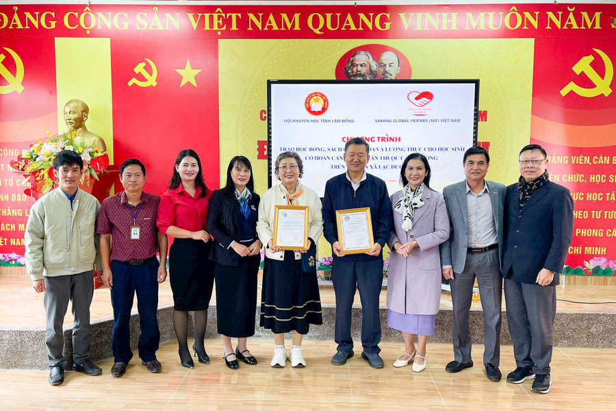 Trao hơn 140 bộ sách giáo khoa, học bổng và quà cho học sinh xã Lạc Dương
