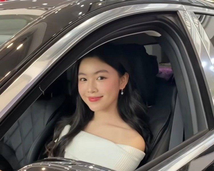 Lọ Lem, con gái MC Quyền Linh, sở hữu Maybach S450 ở tuổi 19