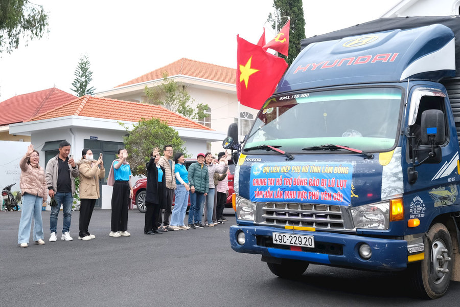 Phụ nữ Lâm Đồng gom yêu thương gửi đồng bào vùng lũ