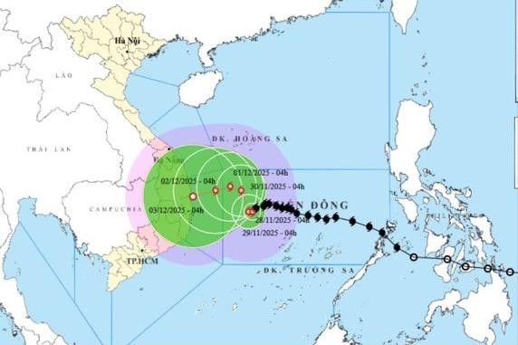 Bão số 15 giảm cường độ, đổi hướng và tiếp tục di chuyển chậm