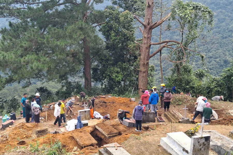 Di dời 38 ngôi mộ vì sạt lở