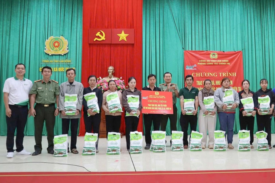 Công an tỉnh hỗ trợ người dân Đức Trọng khắc phục hậu quả lũ lụt