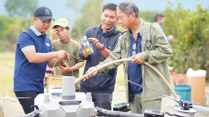 Nhóm Ứng cứu 3 miền sử dụng drone hỗ trợ khắc phục hậu quả lũ lụt ở Đắk Lắk