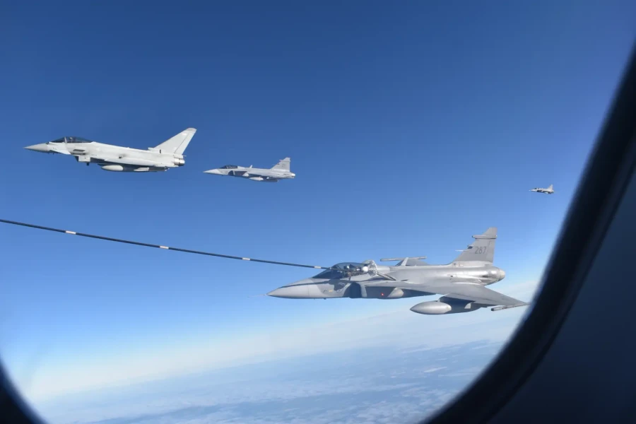 Voyager RAF tiếp nhiên liệu cho chiến đấu cơ NATO