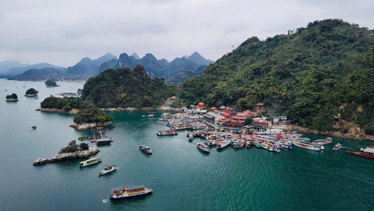 Hồ Hòa Bình: Khám phá 'vịnh Hạ Long trên cạn' của Tây Bắc