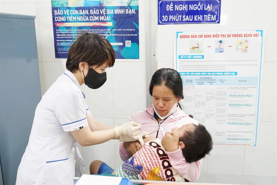 Bảo đảm tiêm vắc xin đến từng trẻ, từng phụ nữ mang thai