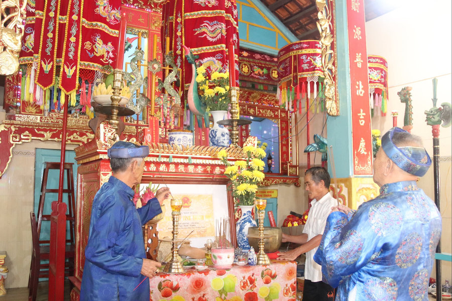 Ngôi vạn nghề cá bên dòng Cà Ty
