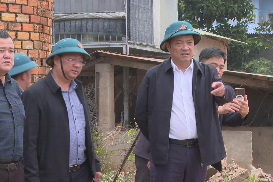 Phó Chủ tịch Thường trực UBND tỉnh Lâm Đồng Lê Trọng Yên kiểm tra, chỉ đạo khắc phục sạt lở bờ sông Đa Nhim