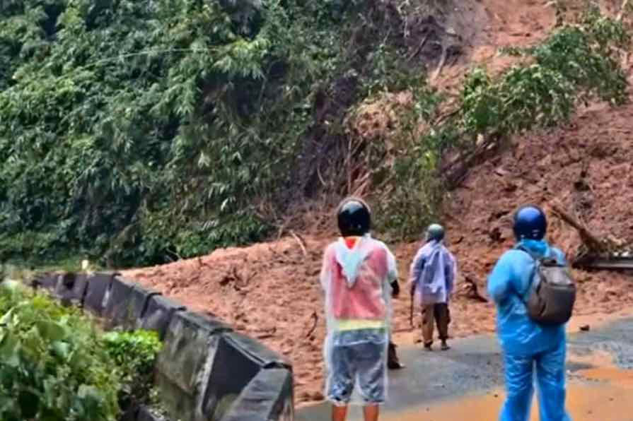 Tạm dừng lưu thông trên đèo Ngoạn Mục do xuất hiện điểm sạt lở mới