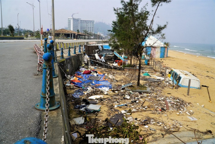 Thiên Cầm sau bão lũ: Bãi biển ngập trong hàng tấn rác thải