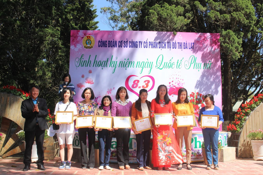 Công nhân môi trường giúp nhau vượt khó