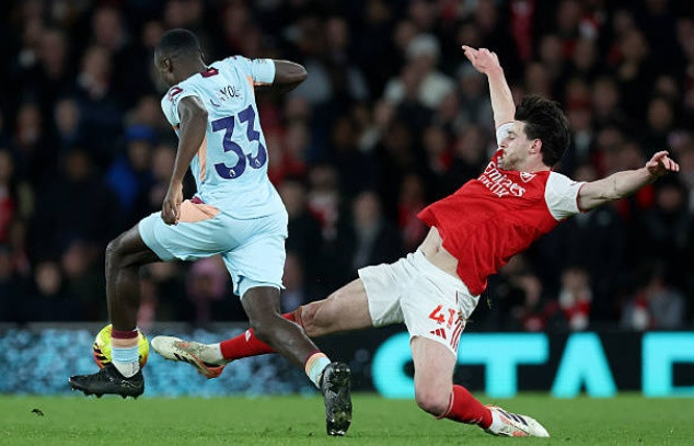 Declan Rice tỏa sáng rồi chấn thương, Arsenal lo lắng