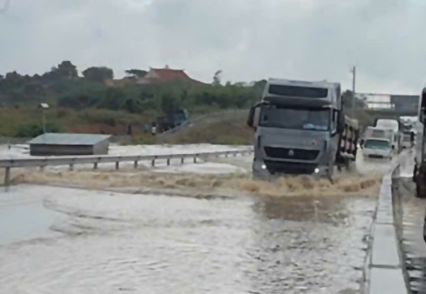 Cao tốc Phan Thiết - Dầu Giây tạm đóng do tái ngập đoạn Km25 sau mưa lớn