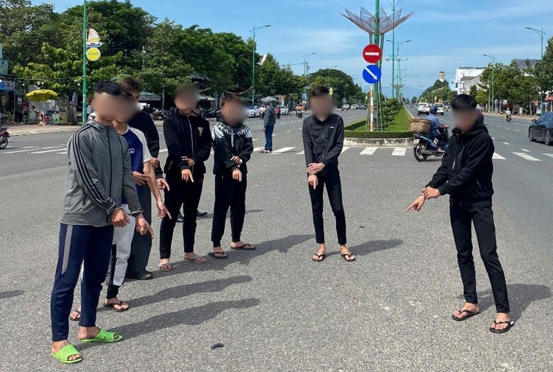 Hỗn chiến chỉ vì "nhìn đểu", 10 đối tượng bị bắt tạm giam