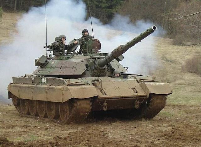 Ukraine tung xe tăng M55S giữa thiếu hụt xe bọc thép