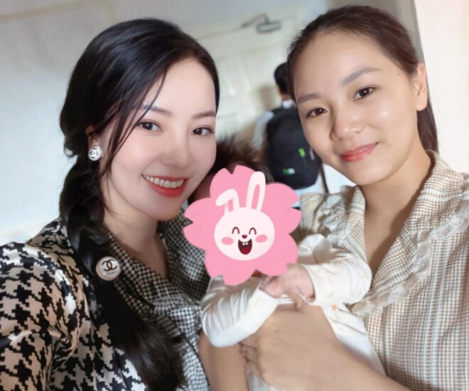 Á hậu Thụy Vân thuê y sĩ chăm sóc con gái sau sinh