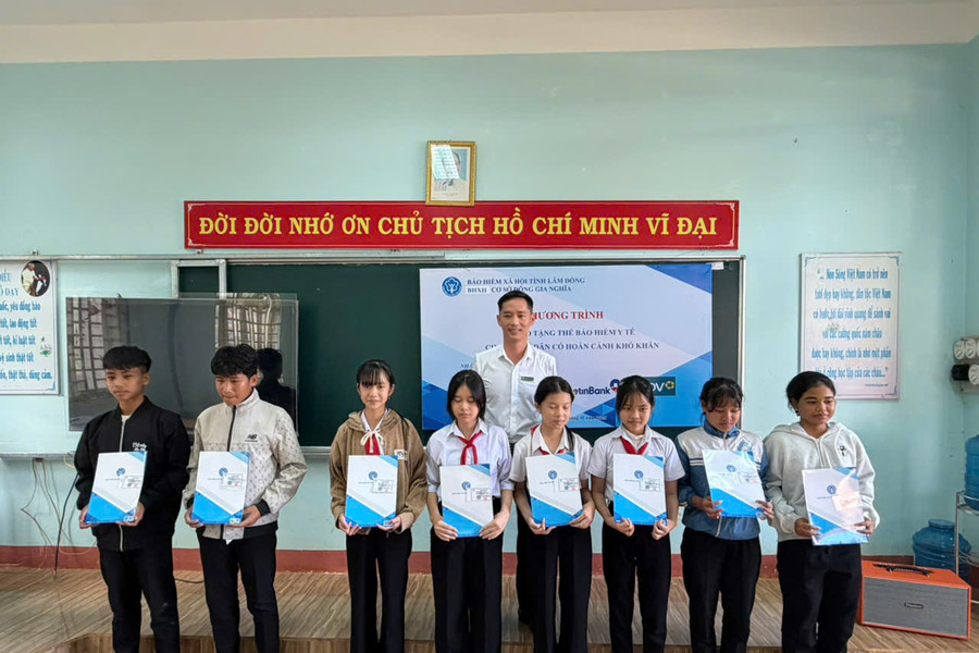 Lan tỏa yêu thương từ những tấm thẻ BHYT nghĩa tình