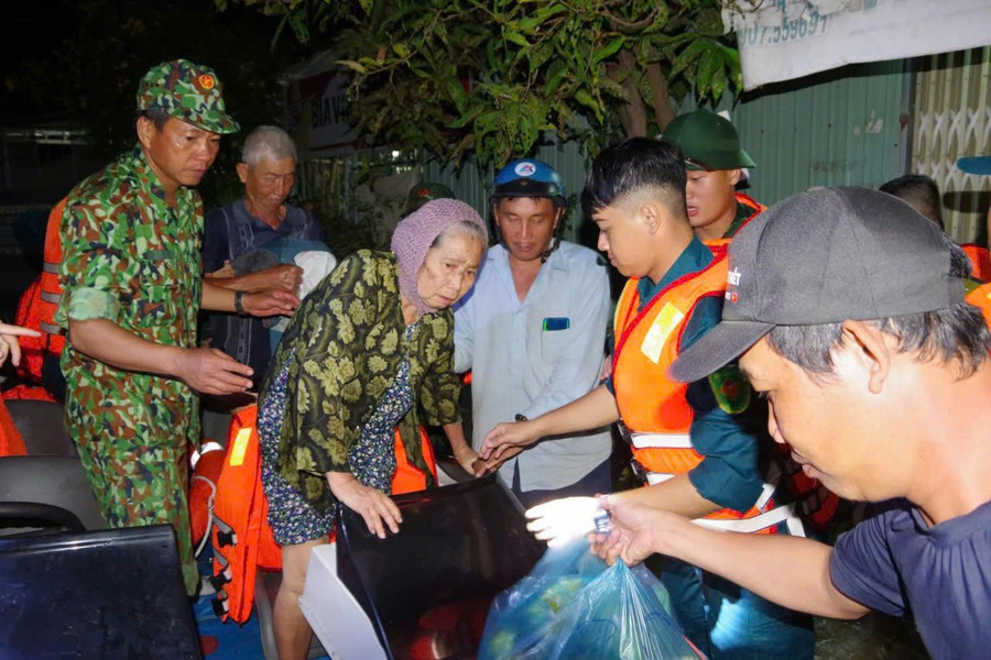 Lực lượng vũ trang tuyến biển xuyên đêm giúp dân chống lũ