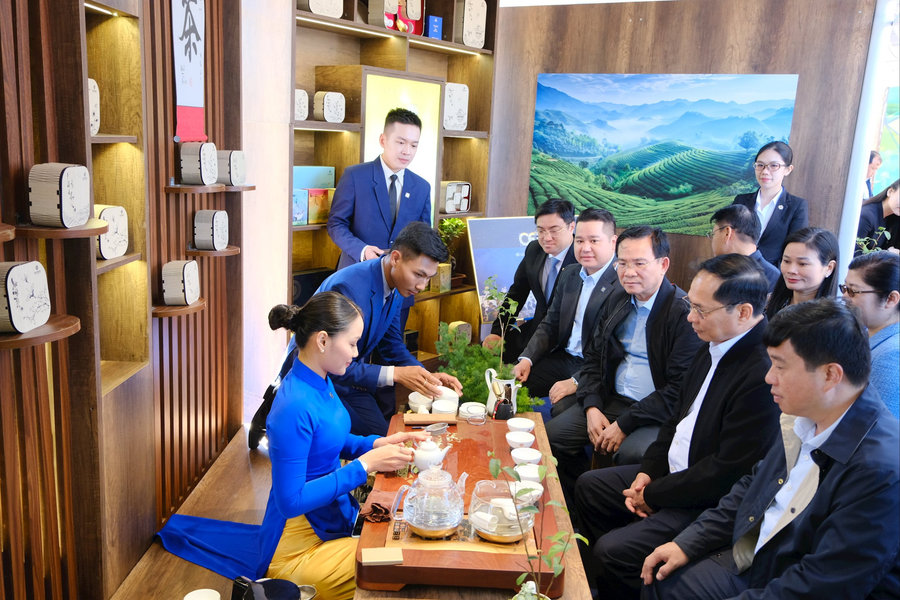 Phó Thủ tướng Bùi Thanh Sơn trải nghiệm không gian văn hóa tại Lễ hội Trà quốc tế 2025