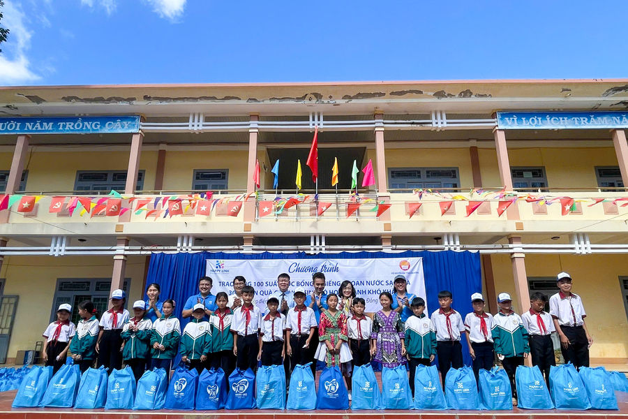 Hơn 400 suất quà, học bổng tiếp bước học sinh Tà Đùng đến trường