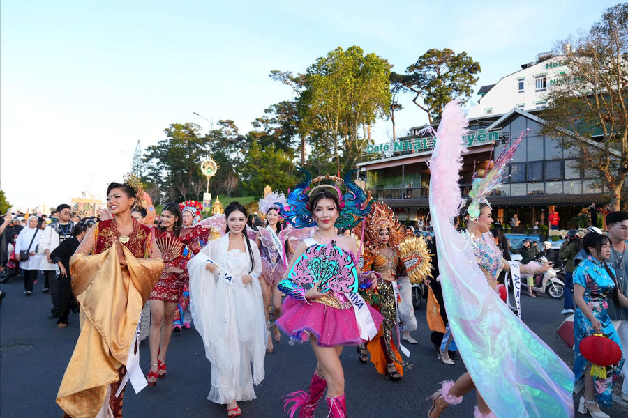 Tea Carnival 2025 rực rỡ sắc màu trên các tuyến phố trung tâm Đà Lạt