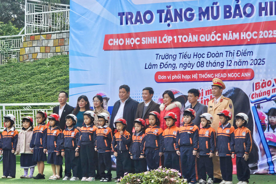 Lâm Đồng khởi động chương trình tặng mũ bảo hiểm cho học sinh lớp 1