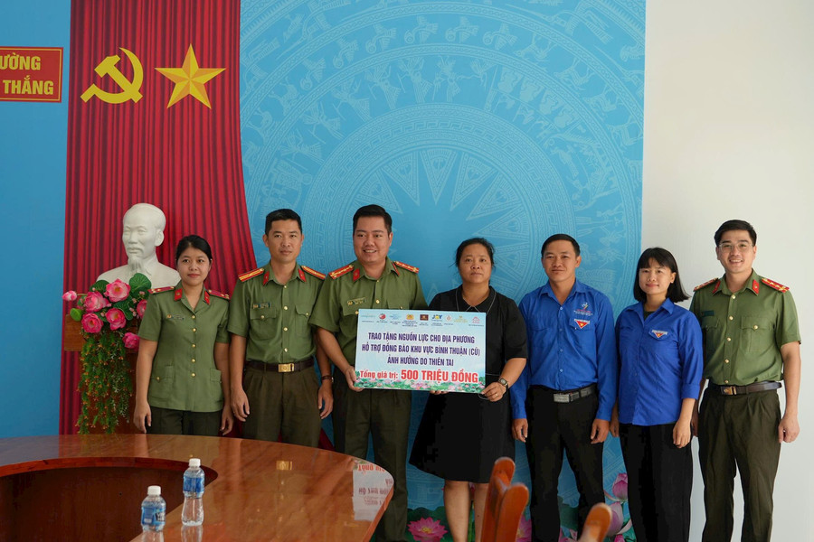 Tuổi trẻ Công an Lâm Đồng hỗ trợ 500 triệu đồng cho vùng lũ Hàm Thắng