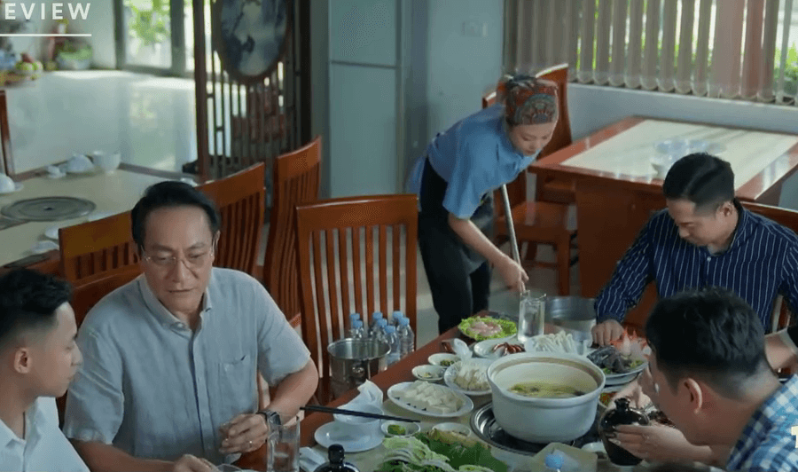 Gia đình trái dấu tập 5: Ông Phi bẽ bàng gặp vợ làm lao công