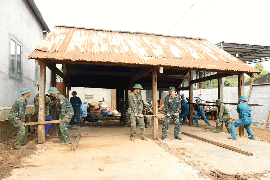 Chung tay dựng xây mái ấm nghĩa tình quân - dân
