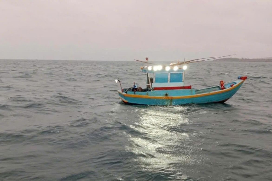 Phát hiện thi thể trên xuồng trôi ở vùng biển Phú Quý