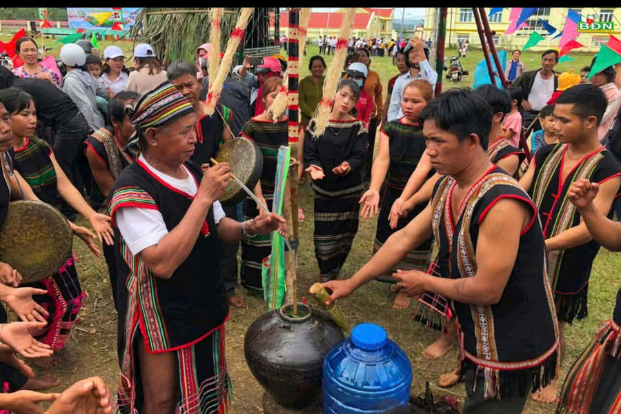 Rượu cần M’nông - men nồng nàn giữa đại ngàn