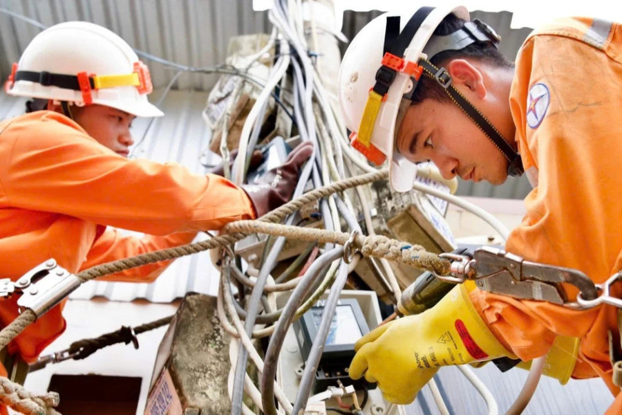 Công ty Điện lực Đắk Lắk đồng hành cùng “Chiến dịch Quang Trung”: Khôi phục nhà đến đâu, điện có tới đó